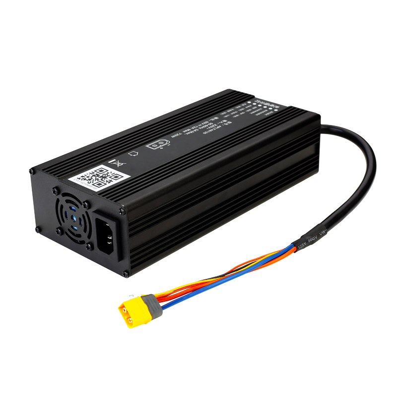 Venta directa de fábrica 71.4V 8A 600W Cargador para 17S 60V 62.9V Batería de polímero de litio / litio con protocolo de comunicación canbus