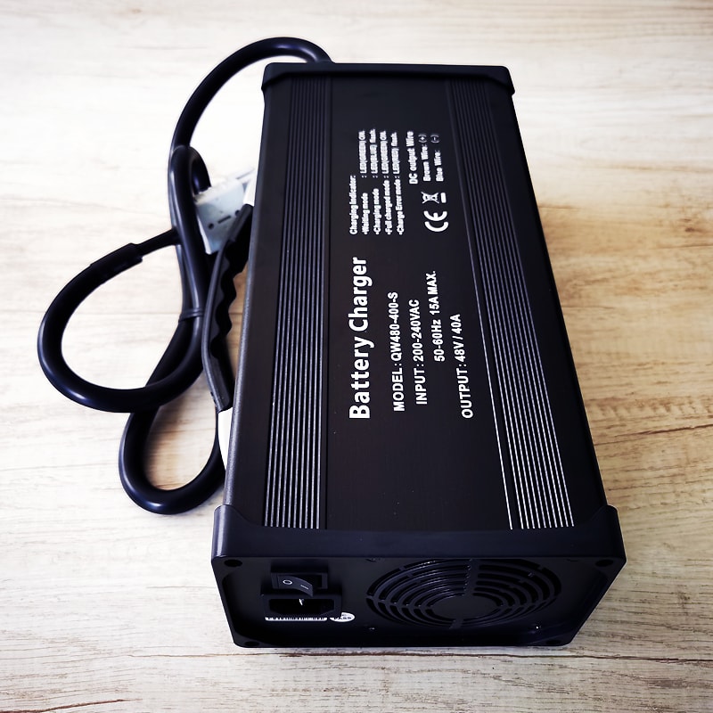 AC 220V Inteligente automático completo DC 44.1V 50A 2200W Cargador para 36V SLA / AGM / VRLA / GEL Batería de plomo